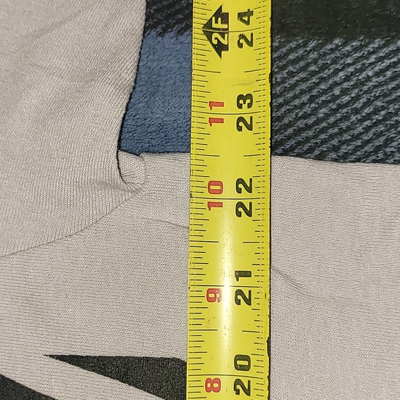 Made in USA.  Batman tee with velcro cape.  Worn but no issues.  Size XL - Picture 9 of 13